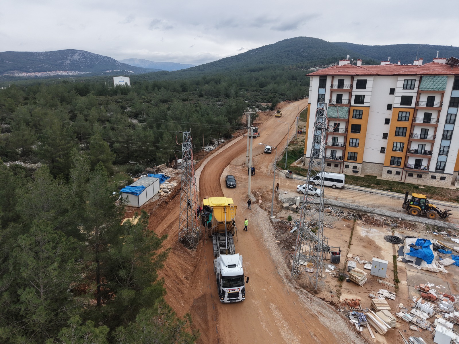 Büyükşehir Akçaova’da Yol Çalışmalarına Devam Ediyor
