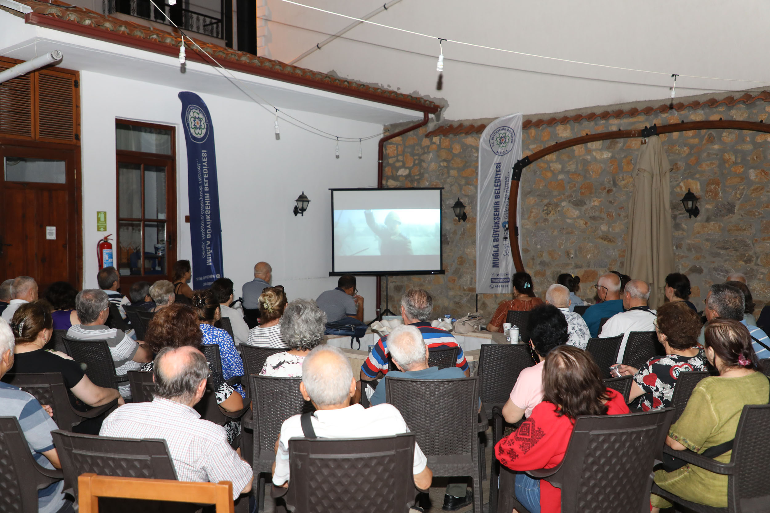 Büyükşehir Belediyesi 100 Yaş Evinde Yazlık Sinema Günleri 