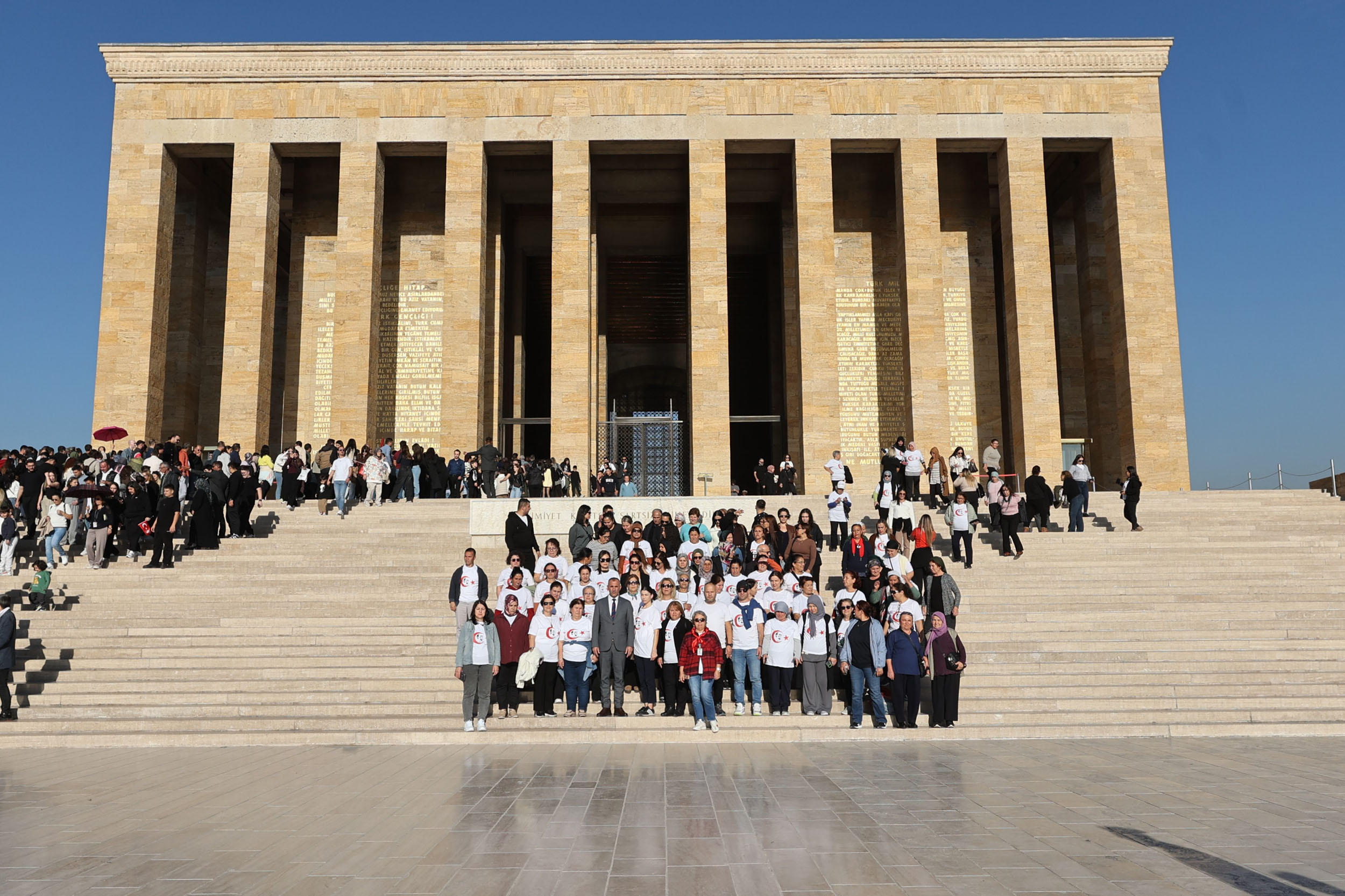 Büyükşehir Cumhuriyet’in 102. Yılında 102 Kadını Anıtkabir’e Götürdü