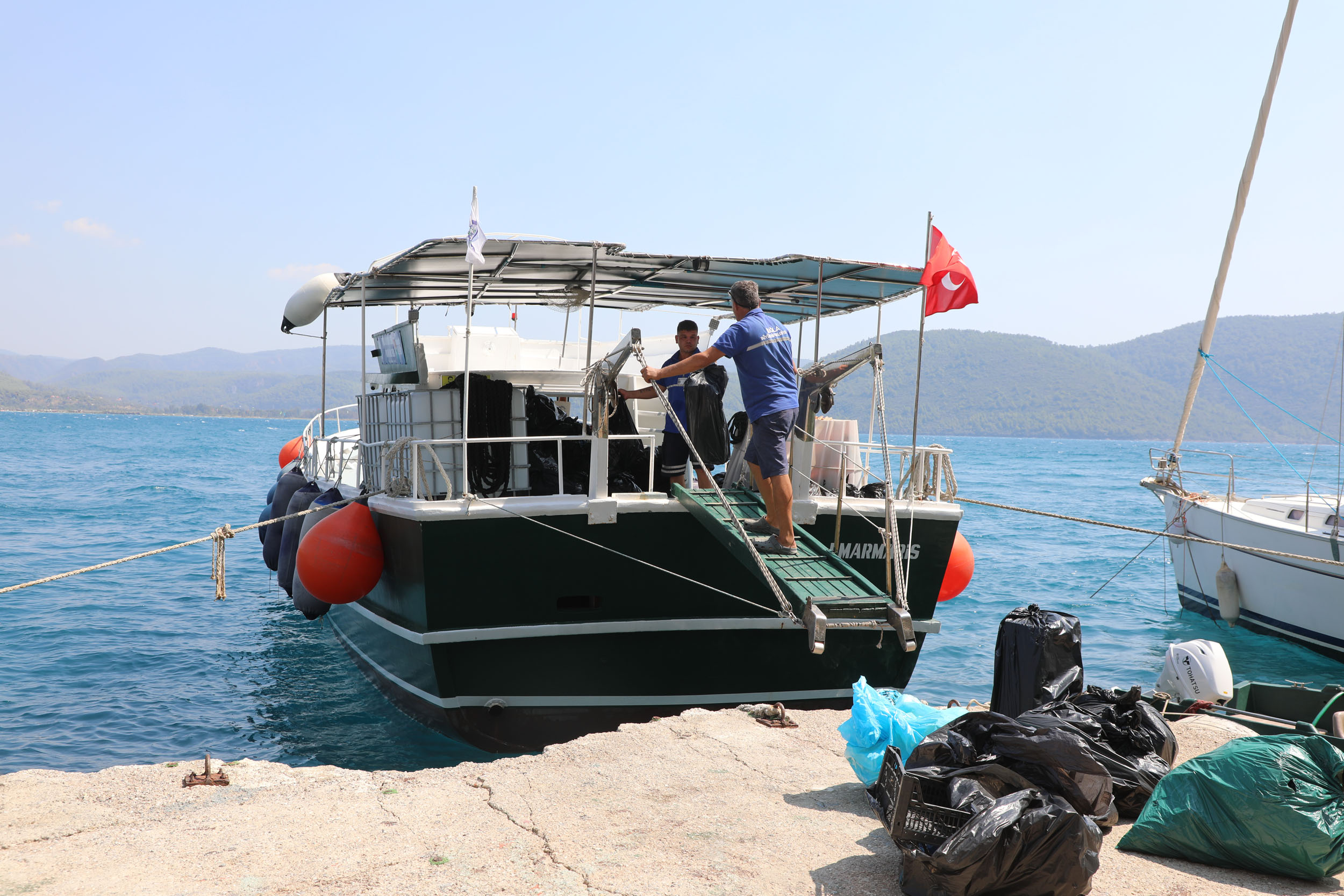 Büyükşehir’den Araçsız Koylara Denizden Müdahale