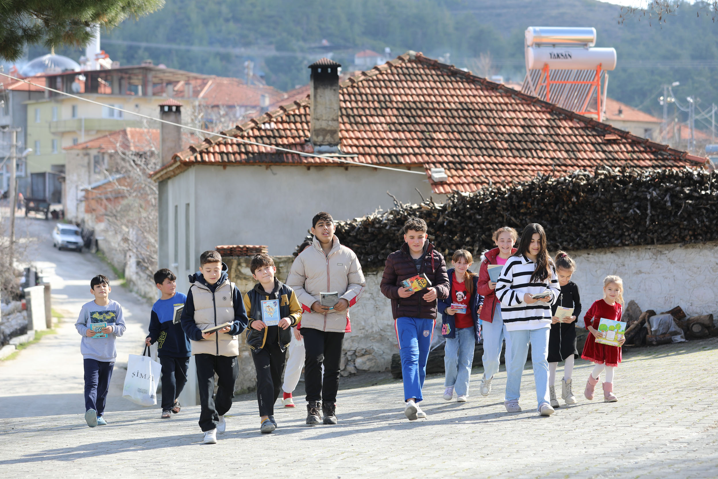 Büyükşehir’den Kırsaldaki Çocuklara Kitap Desteği