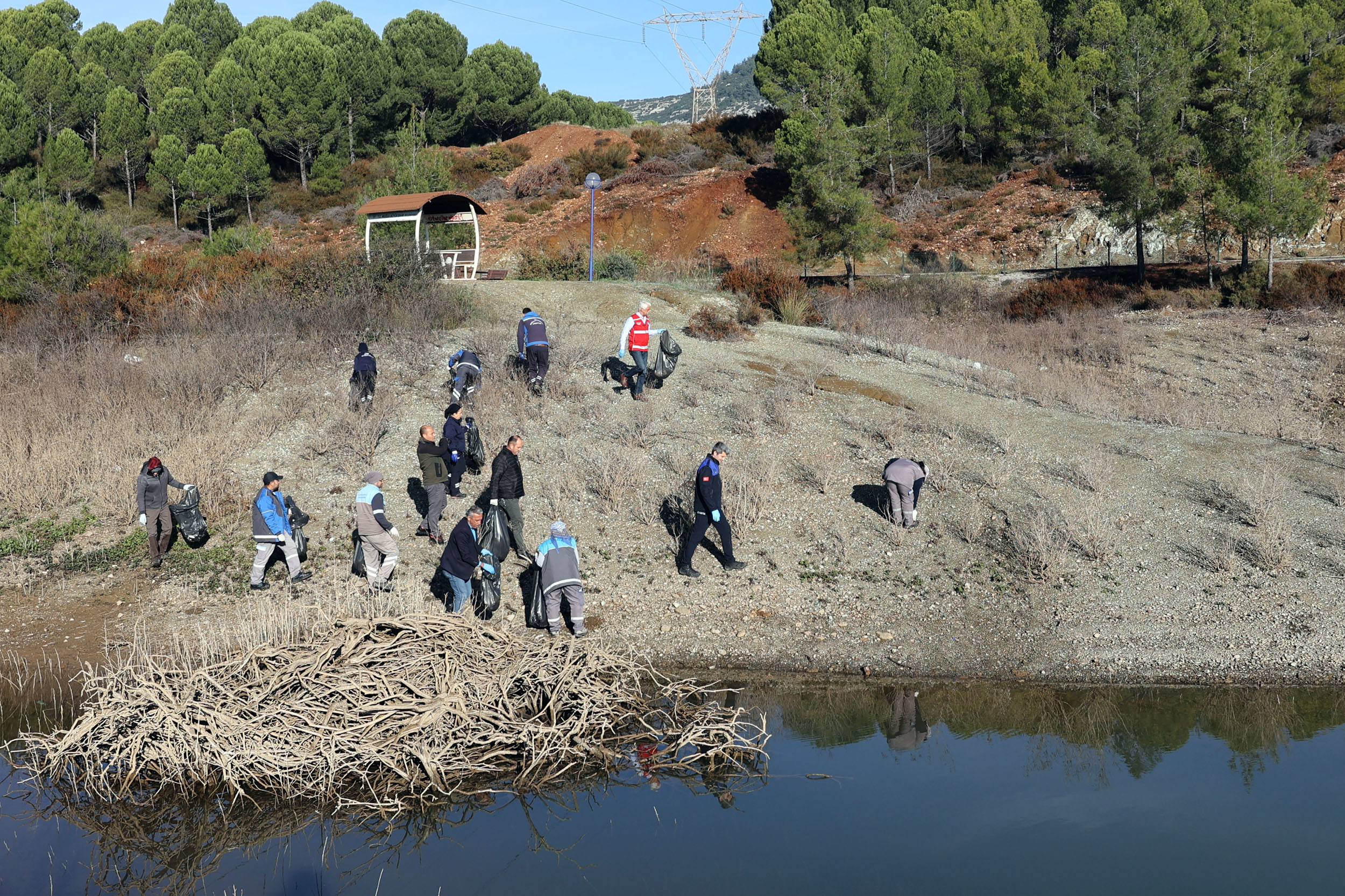Büyükşehir’in Temizlik Seferberliği Ula Göleti’nden Başladı