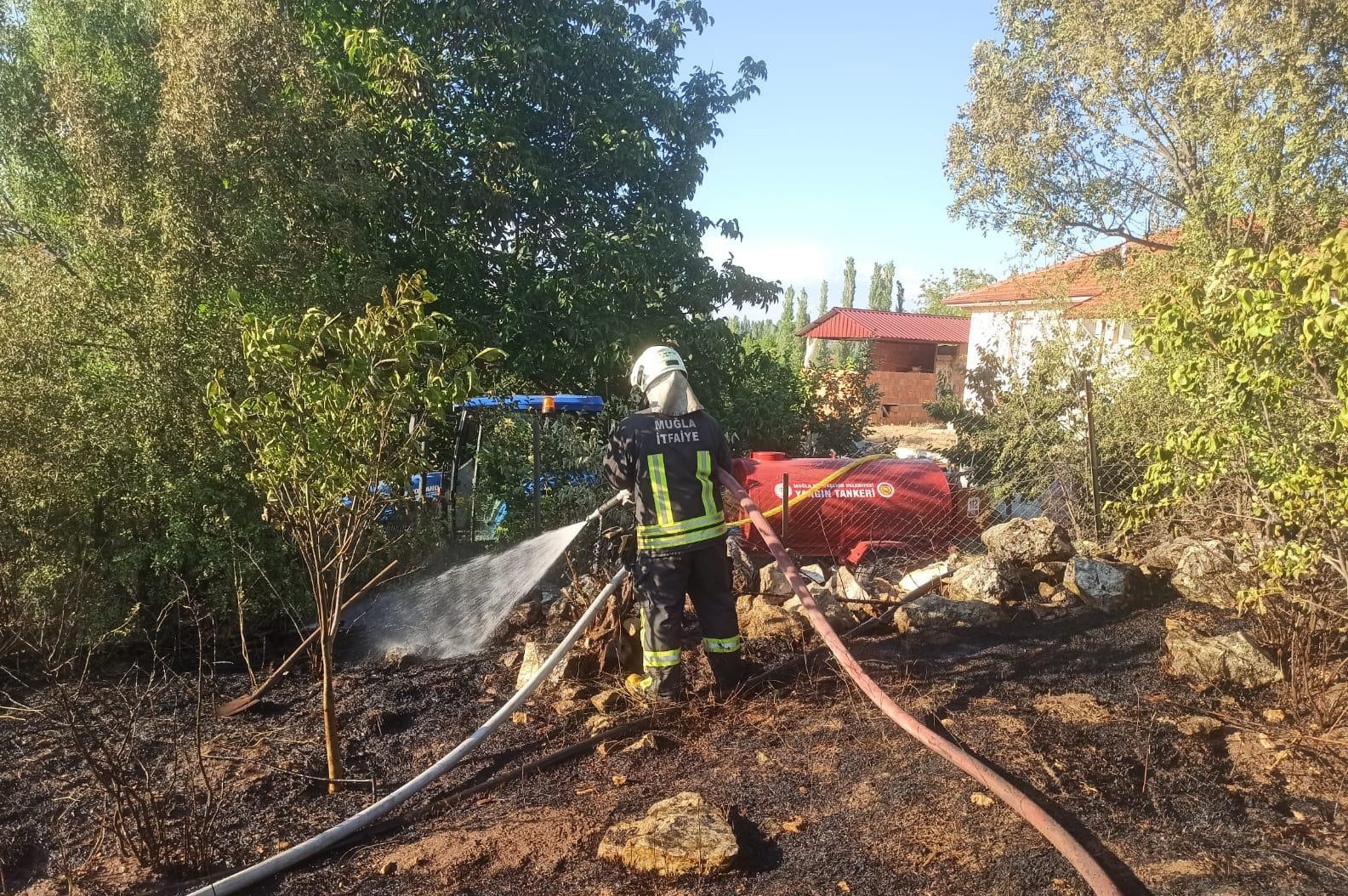 Tankerler ile Yangınların Büyümesi Önlendi