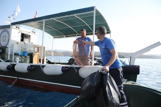 Büyükşehir Gökova Körfezinden iki günde 5 ton çöp topladı